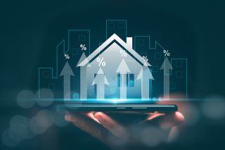 Foto: Hologramm eines Hauses auf einer Hand