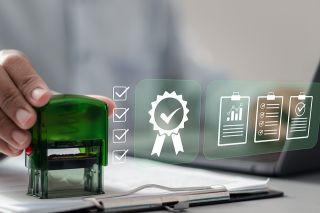 Foto: Person mit Stempel in der Hand