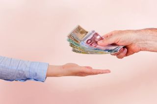 Foto: Gelscheine werden überreicht