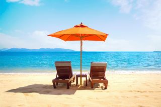 Foto: Liegen mit Sonnenschirm am Strand