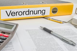 Foto: Aktenordner mit Aufschrift Verordnung